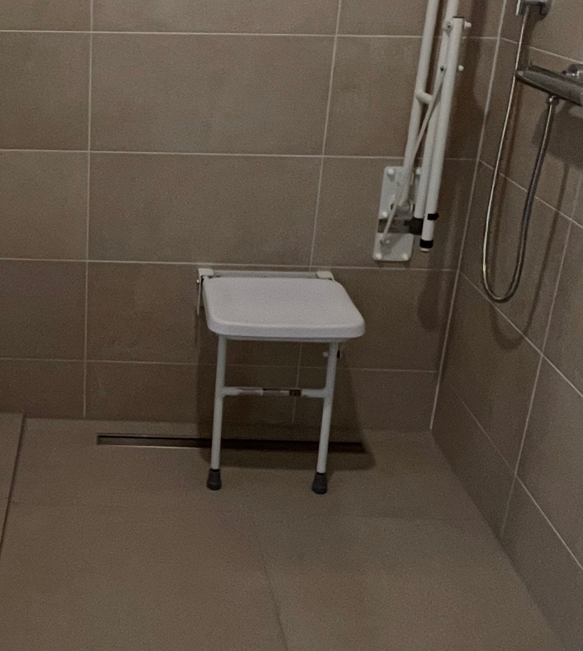 Aidapt opklapbare stoel voor in de douche (wandmontage), Diversen, Verpleegmiddelen, Ophalen of Verzenden
