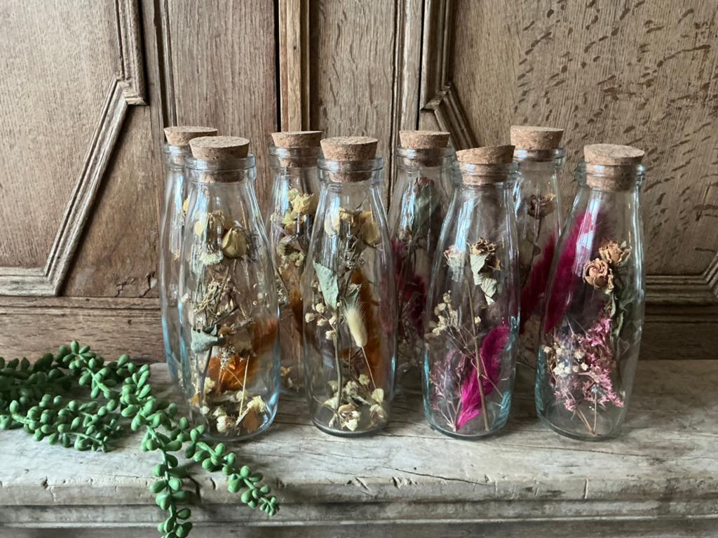 NIEUW partijtje met 8 glazen flesjes met droogbloemen, Huis en Inrichting, Woonaccessoires | Droogbloemen, Ophalen of Verzenden