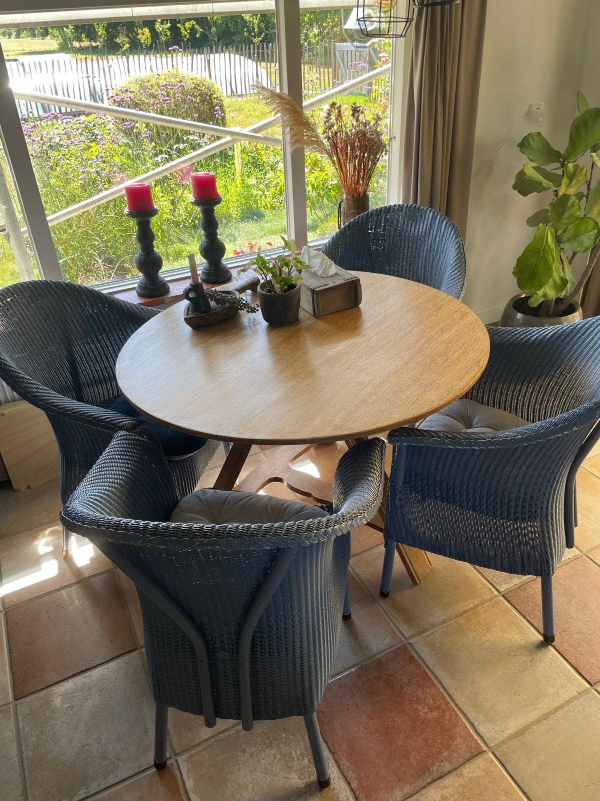 Eettafel met 4 rotan stoelen, Ophalen, Gebruikt, 100 tot 150 cm, Rond