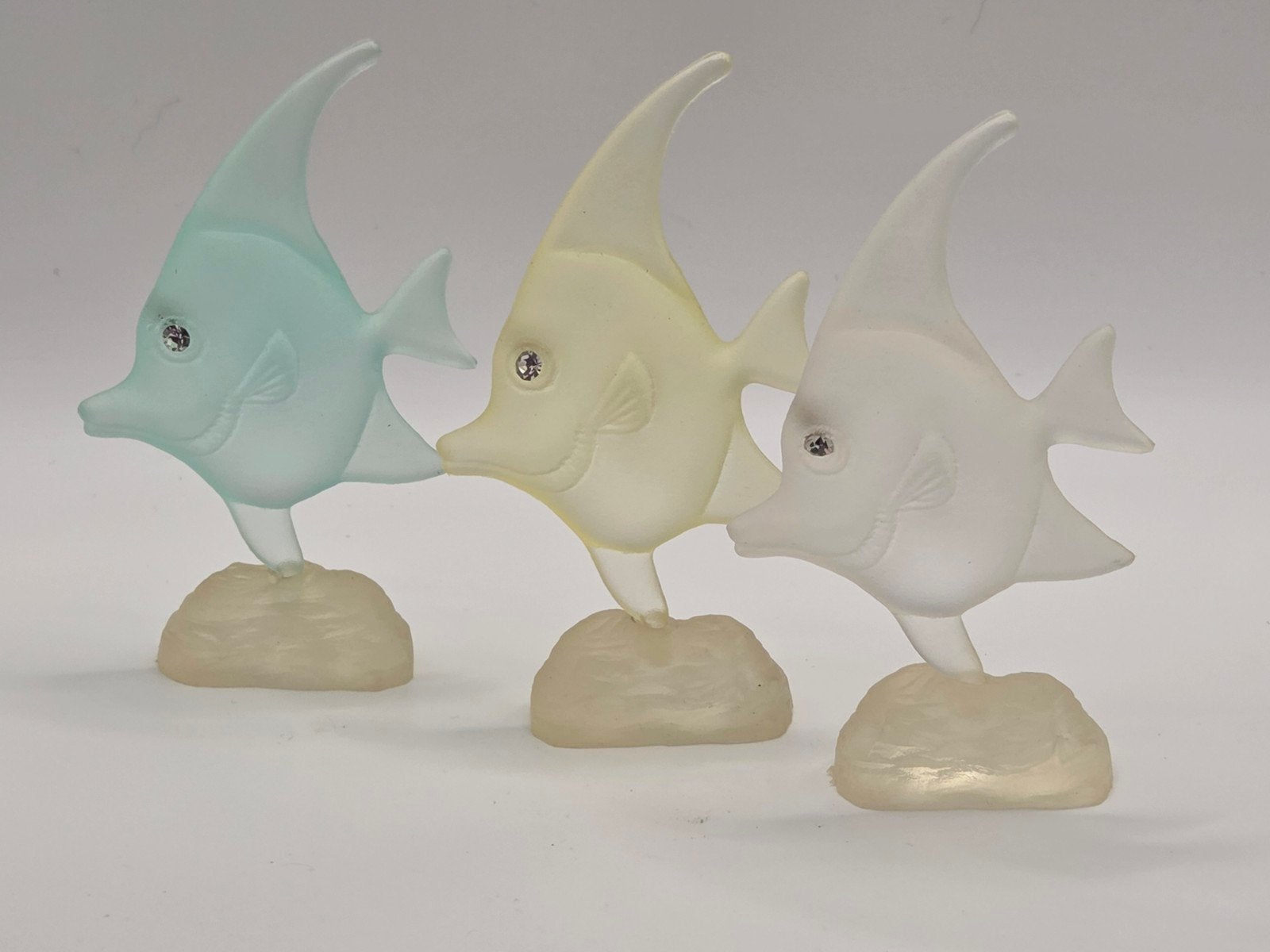 Set van 3 decoratieve vissen van mat plastic met strass, Ophalen of Verzenden, Gebruikt, Overige soorten, Beeldje of Figuurtje
