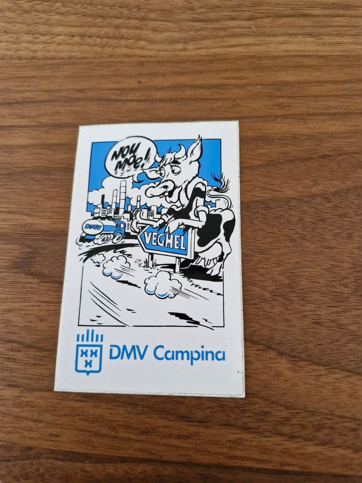 8354 Vintage DMV Campina 'Nou Moe!' Veghel Sticker, Ophalen of Verzenden, Gebruikt, Bedrijf of Vereniging