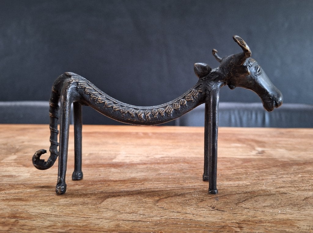 vintage dhokra beeldje Indiase stier taurus l= 21cm, India, Zwart, Ophalen of Verzenden, Brons