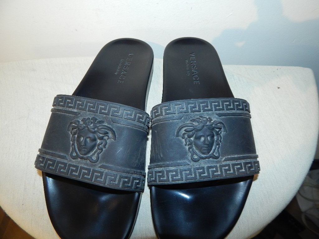 Versace zwarte slippers kunststof Medusa erop kwaliteit 40, Slippers, Verzenden, Zwart, Gedragen
