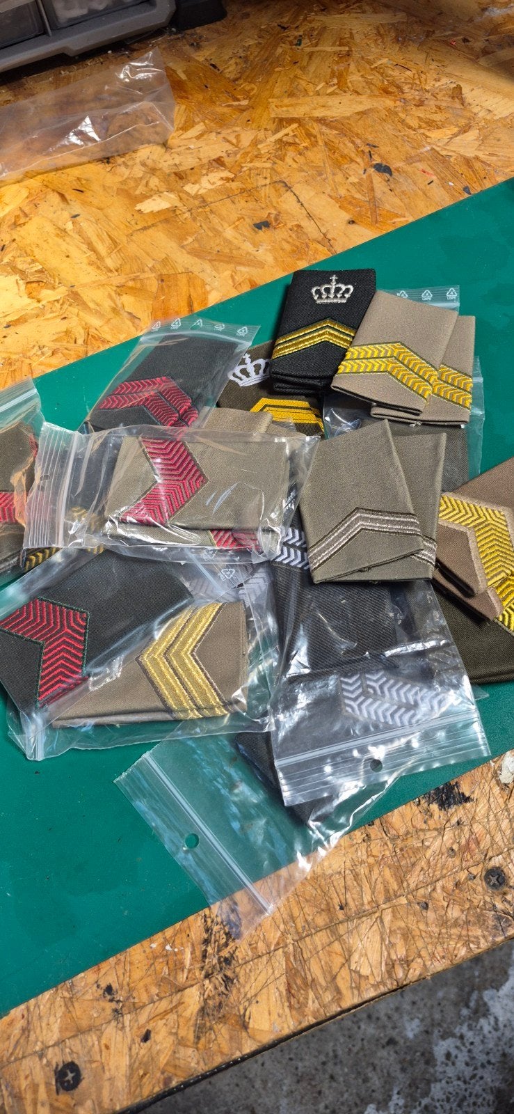 div rangen  kl   kavel 1, Verzamelen, Militaria | Algemeen, Ophalen of Verzenden, Landmacht, Nederland, Embleem of Badge