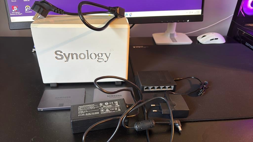 Synology DS216J + netwerk switch + 2x SSD | Mini homelab, Computers en Software, NAS, Ophalen of Verzenden, Zo goed als nieuw