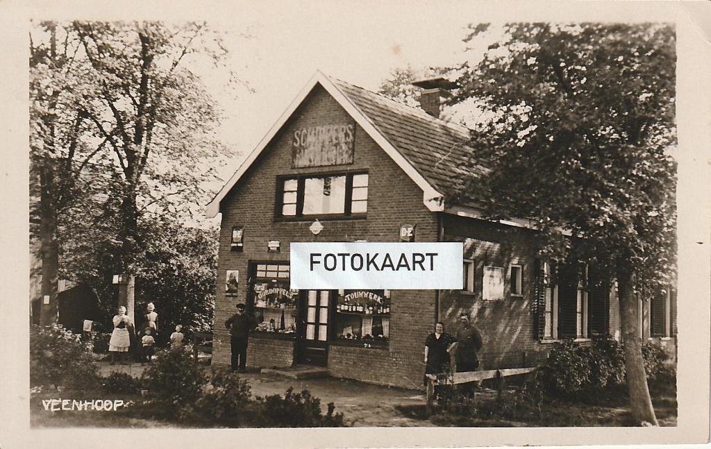 Fotokaart Veenhoop - Winkel Schippers met poserende mensen, Verzenden, 1920 tot 1940, Gelopen, Friesland