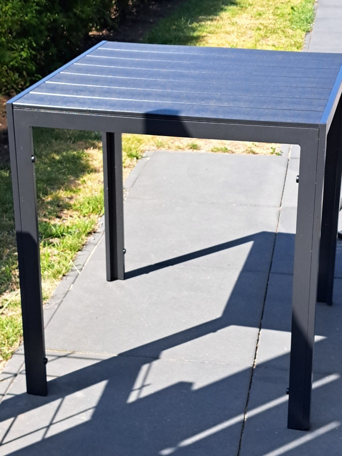Jysk Tuintafel Jersore B70xL70 zwart, Tuin en Terras, Tuinhuizen, Kunststof, Schuur, Zo goed als nieuw, Ophalen