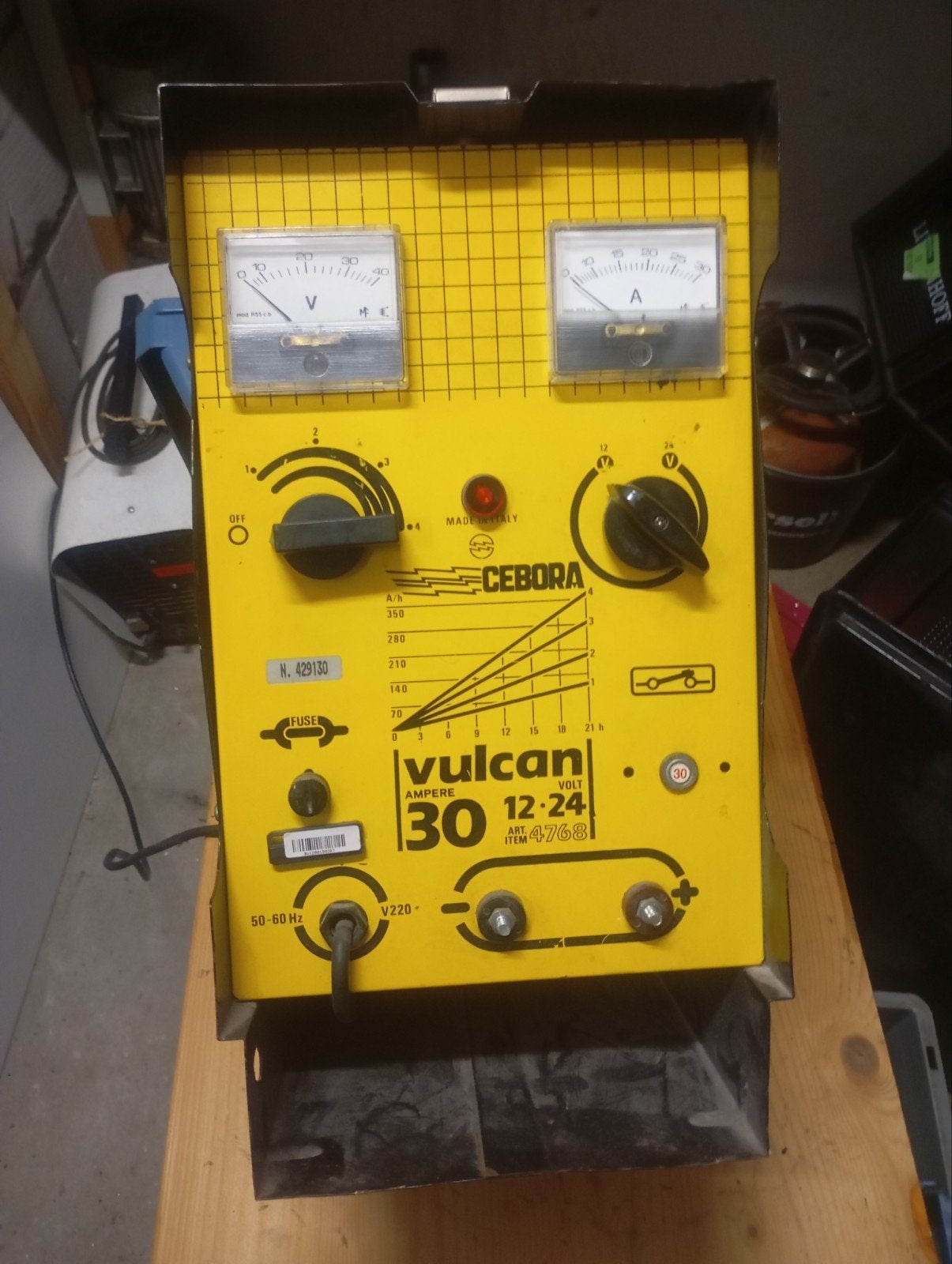 Acculader 12V en 24V te koop - Ophalen Amsterdam Noord, Ophalen of Verzenden, Gebruikt, Universele onderdelen