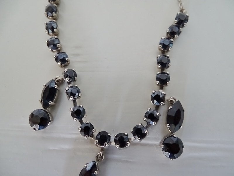Ketting van metaal met zwarte steentjes, Sieraden, Tassen en Uiterlijk, Ophalen of Verzenden, Gebruikt, Zwart, Overige materialen