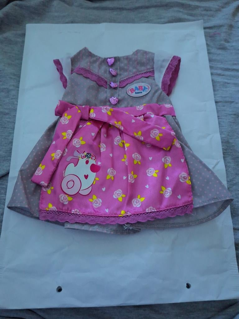 Baby Born Pop Meisje 43 Cm Roze-Grijze Tiroler Jurkje Nieuw., Ophalen of Verzenden, Nieuw