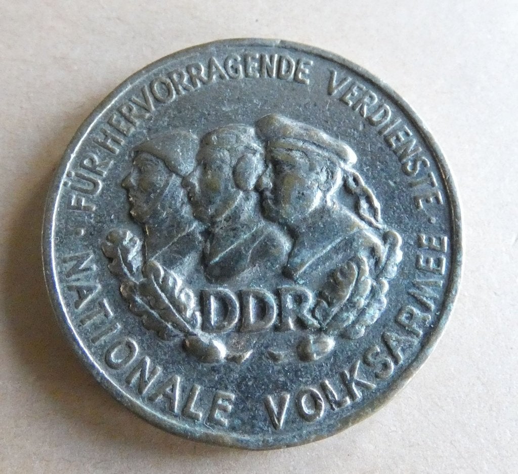 67-64 Militaire medaille DDR "fur ervorragende dienste", Verzamelen, Militaria | Algemeen, Ophalen of Verzenden, Landmacht, Duitsland
