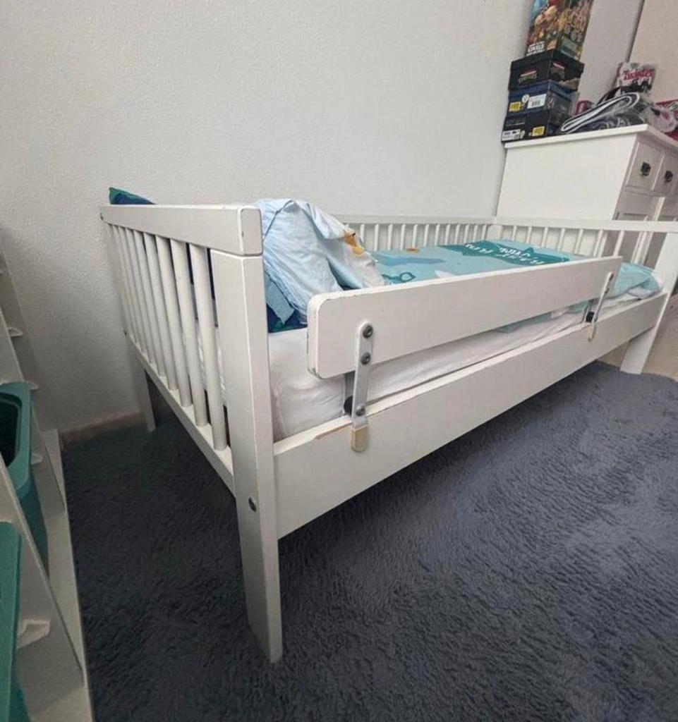 Peuterbed met matras, Kinderen en Baby's, Kinderkamer | Bedden, Ophalen, Gebruikt, 70 tot 85 cm, 140 tot 160 cm