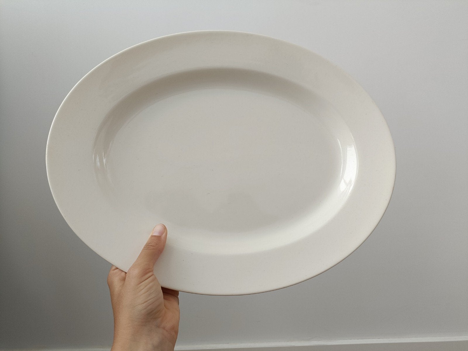 Ovale serveerschaal van aardewerk (Petrus regout, 1941), Ophalen