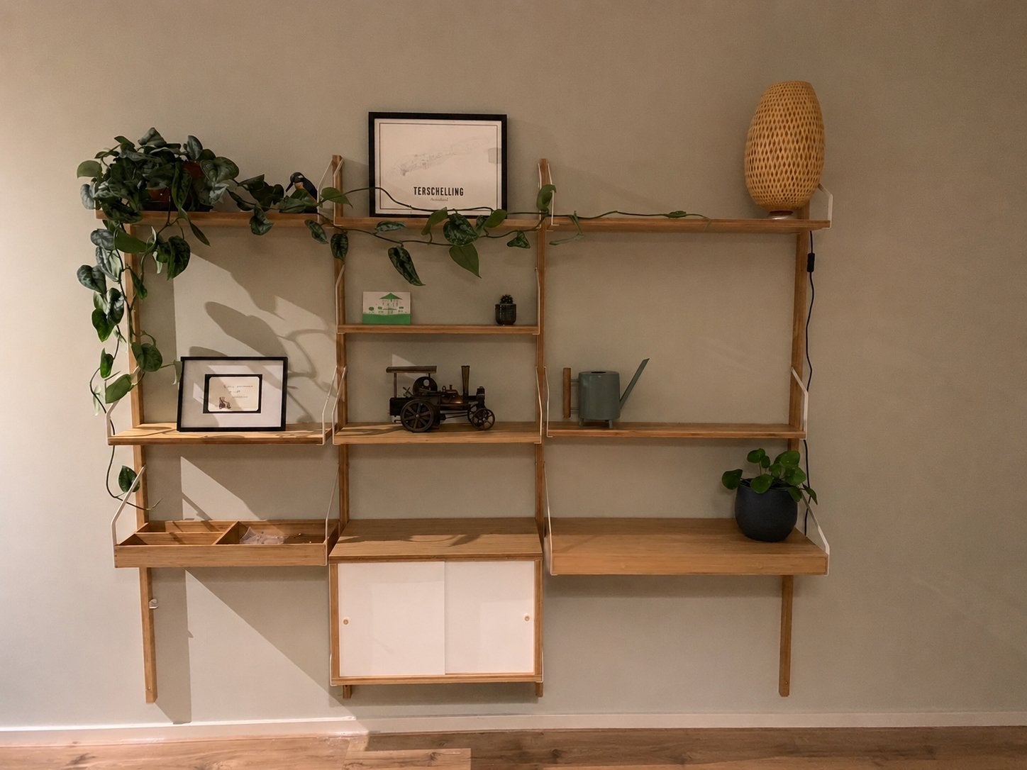 IKEA Svalnäs wandopbergsysteem bamboe met bureau en kastje, Huis en Inrichting, Kasten | Wandmeubels, Ophalen, Gebruikt, 200 cm of meer