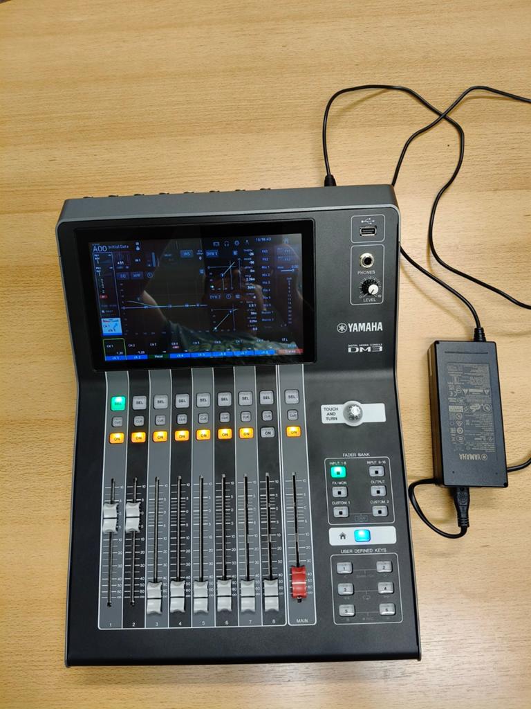 Yamaha DM3 Dante in zeer nette staat, Ophalen, Zo goed als nieuw, 10 tot 20 kanalen, Microfooningang
