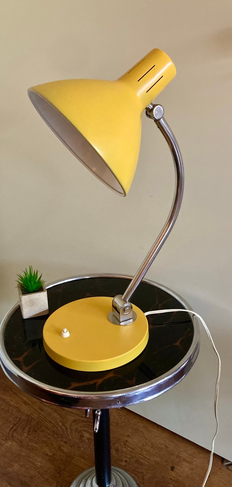 Oude bureaulamp / schemerlamp Hala Zeist geel chroom., Ophalen, Bureaulamp, Vintage, Met schakelaar