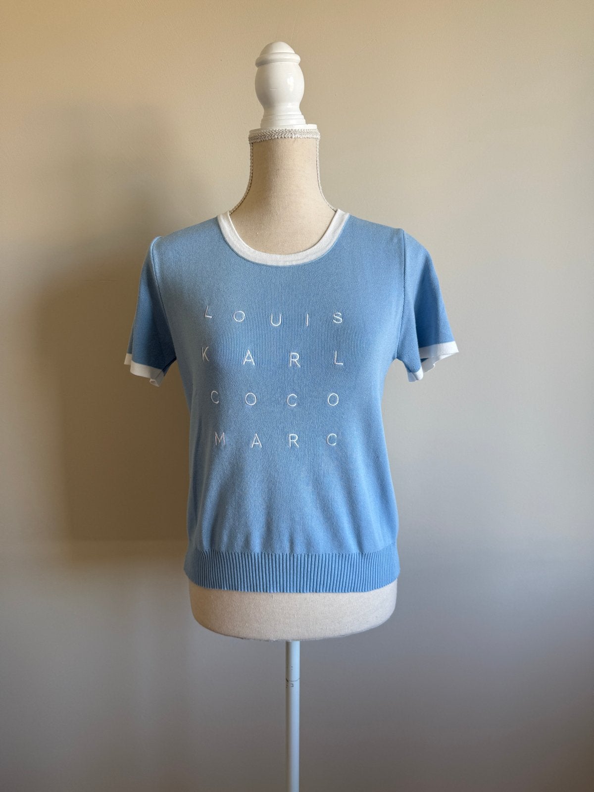 By Clara Paris T-shirt lichtblauw met witte letters, Maat 38/40 (M), Blauw, Ophalen of Verzenden, Zo goed als nieuw