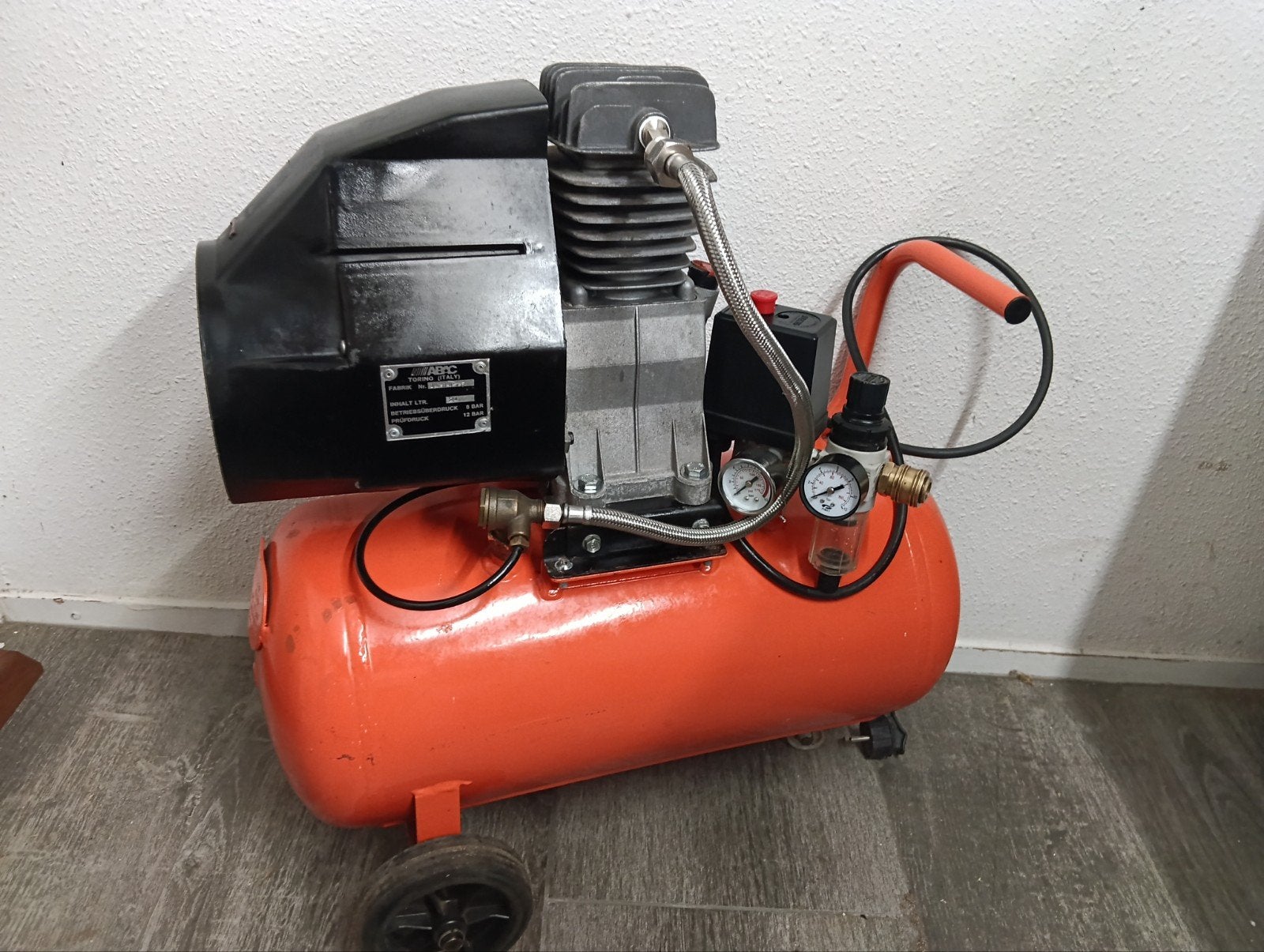 Compressor Torino abac 24 liter incl accessoires €45, Doe-het-zelf en Verbouw, Compressors, Ophalen, 6 tot 10 bar, Zo goed als nieuw