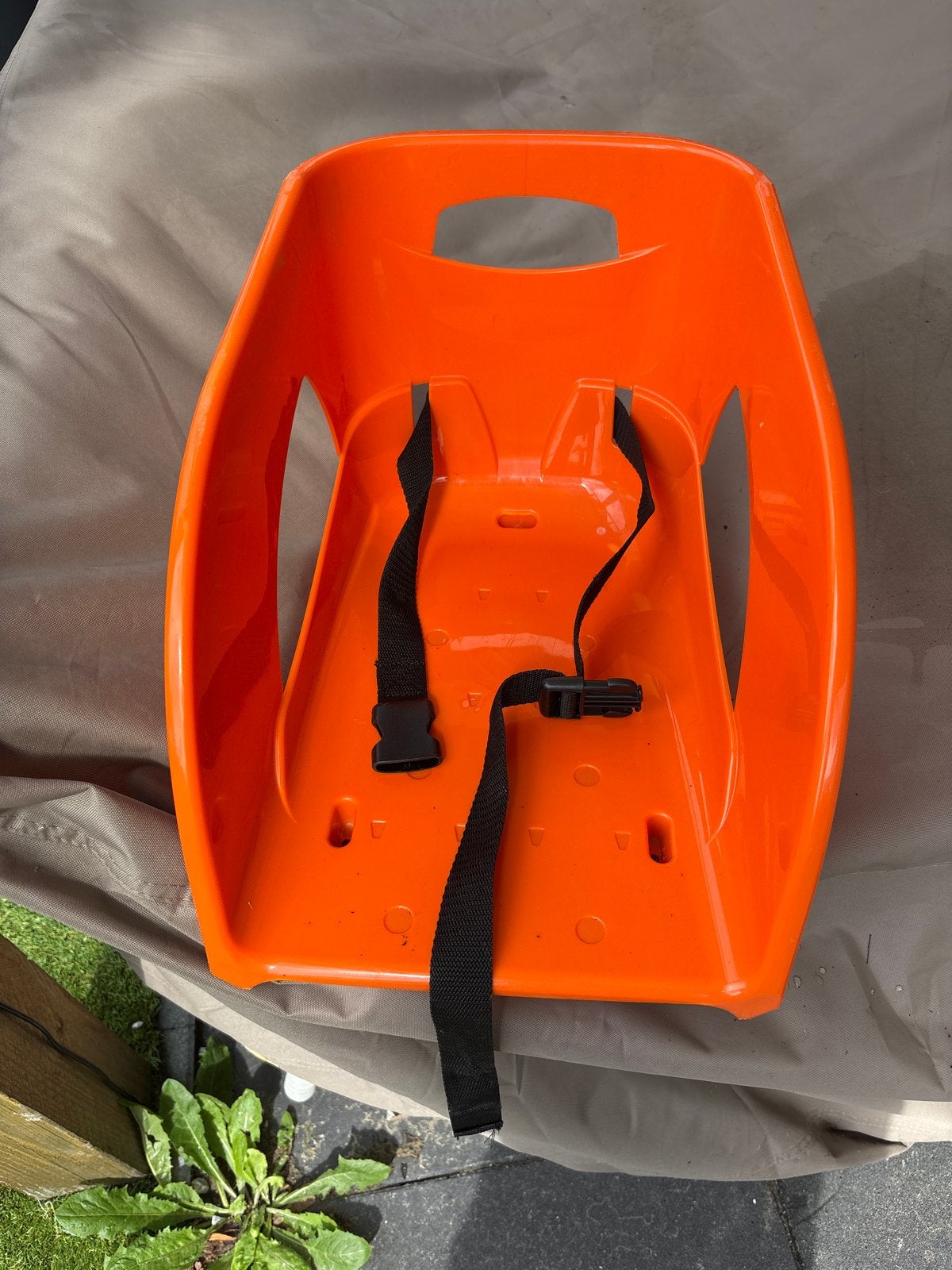 Oranje kinderzitje voor slee of bolderkar, Ophalen, Rugleuning, Gebruikt, Kunststof