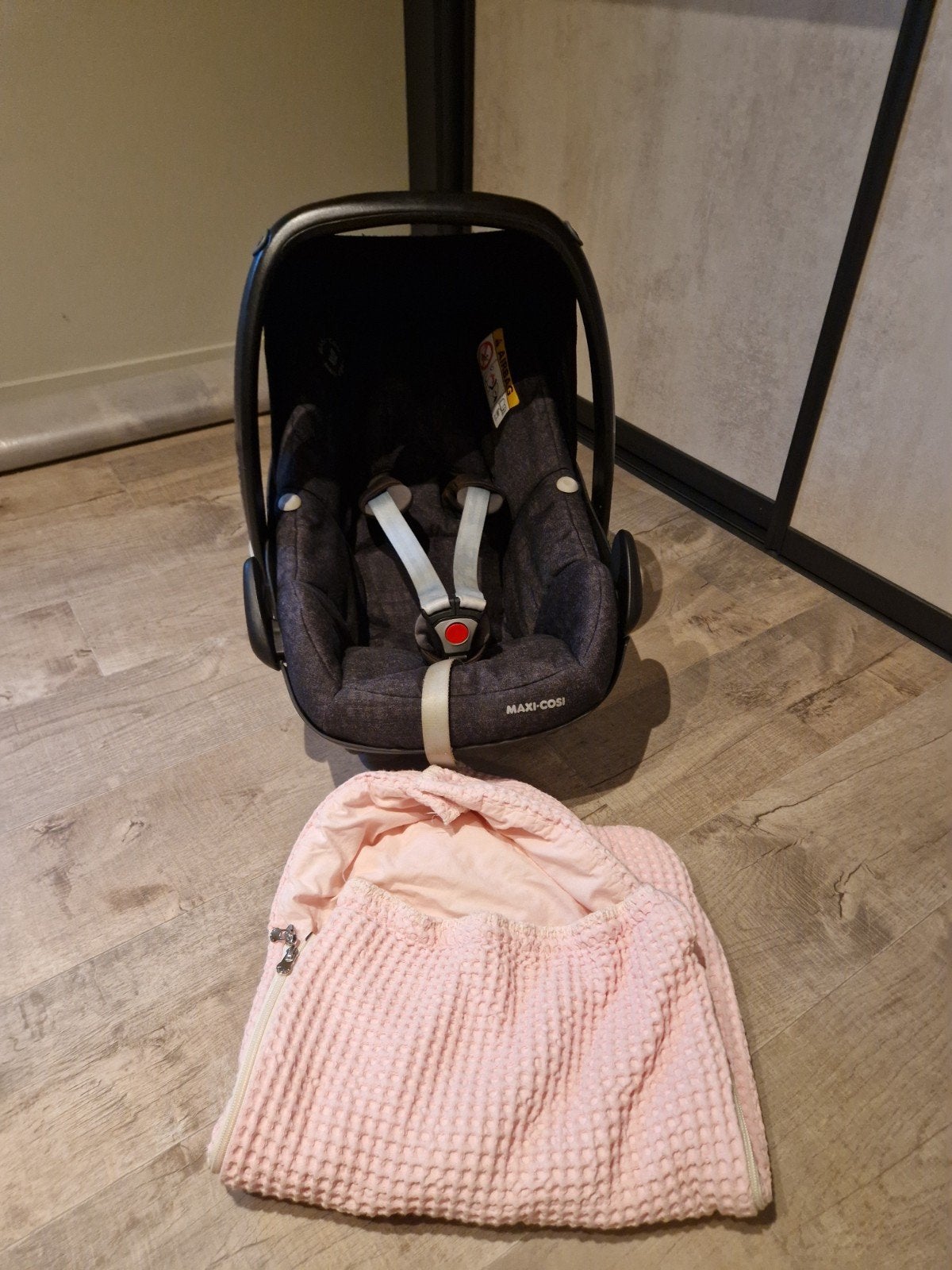 Maxi-Cosi autostoel met roze voetenzak, Ophalen of Verzenden, 0 t/m 13 kg, Maxi-Cosi, Gebruikt