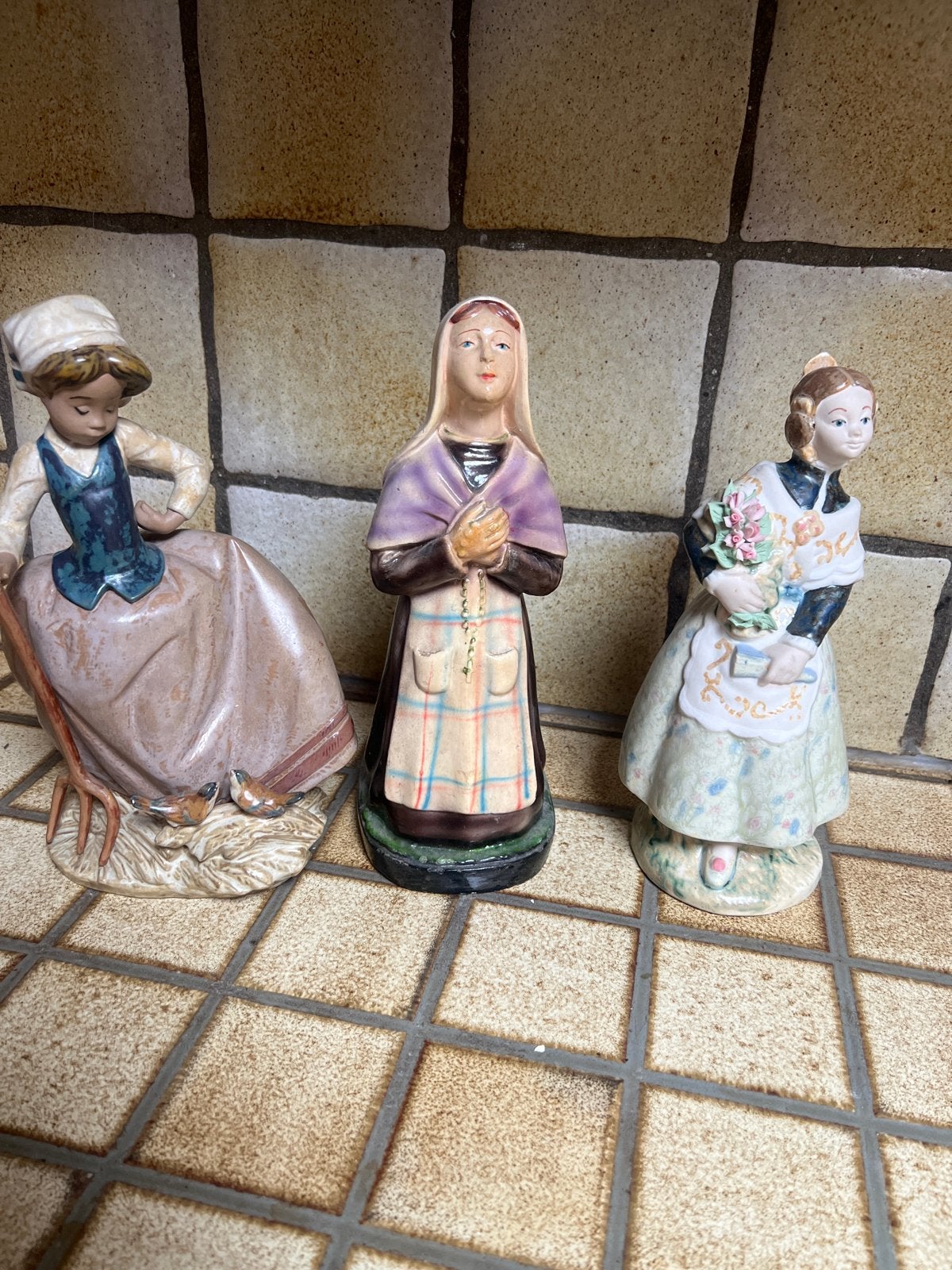 Set van 3 Vintage Beeldjes: Boerin, Maria en Bloemenmeisje, Ophalen of Verzenden, Gebruikt, Mens