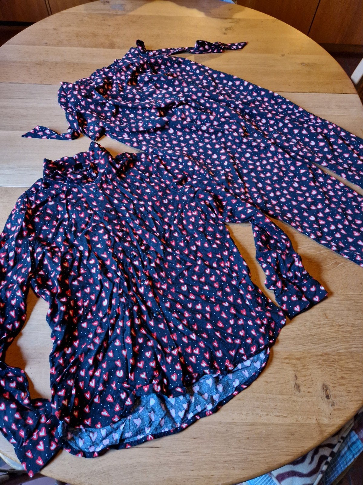 VISCOSE BLOUSE & BROEK HARTJES DECOR MAAT M, Monki, Ophalen of Verzenden, Zo goed als nieuw, Maat 38/40 (M)