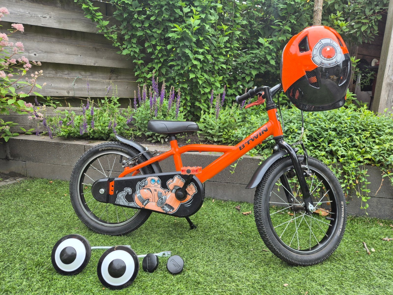 B'Twin Robot 500 Kinderfiets 16 inch zijwieltjes, fietshelm, Fietsen en Brommers, Ophalen, Zijwieltjes, 16 tot 20 inch, Velgrem
