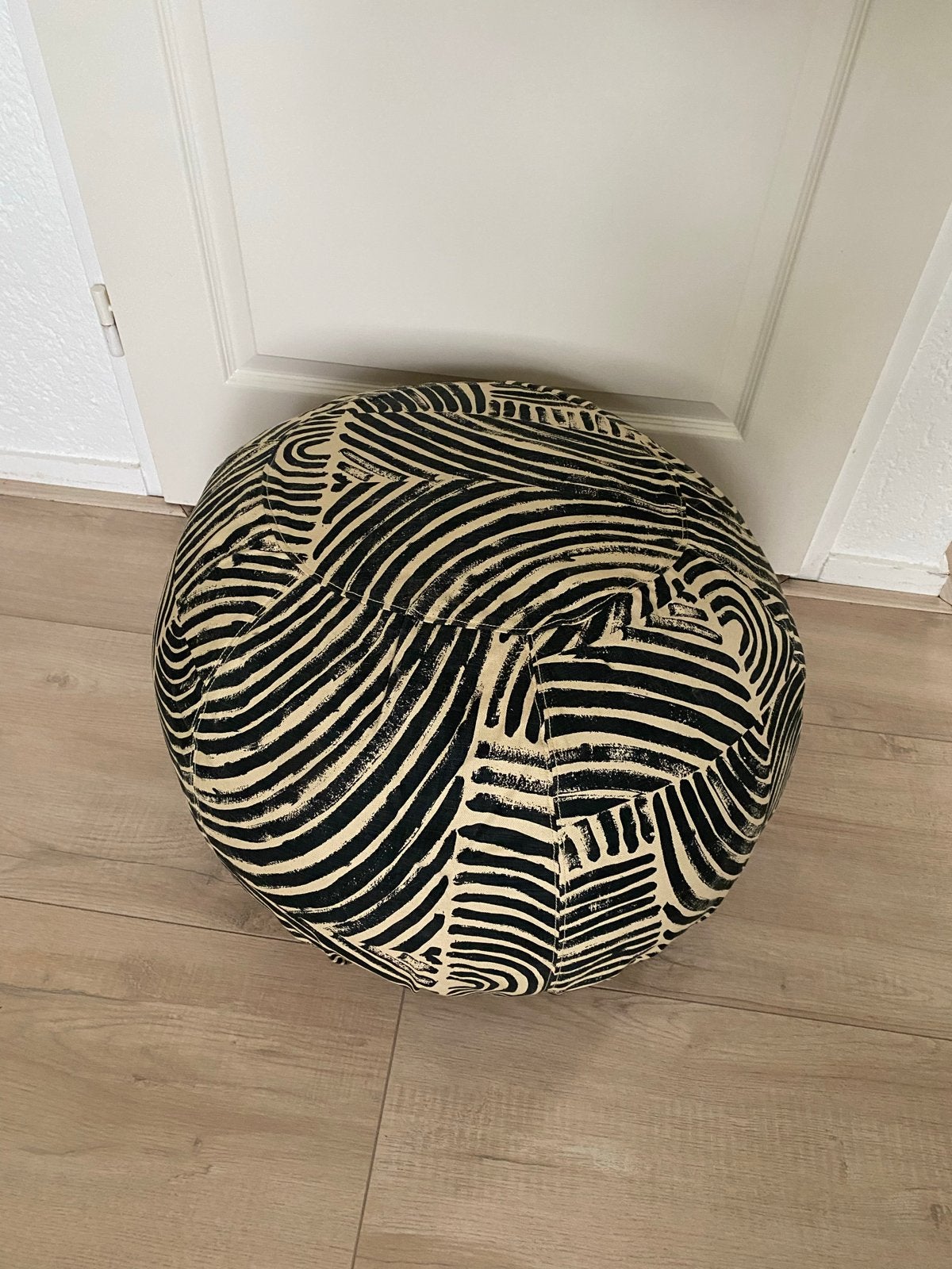 Poef met zwart-ecru patroon Ikea, Ophalen of Verzenden, Zo goed als nieuw, Stof, 50 tot 75 cm