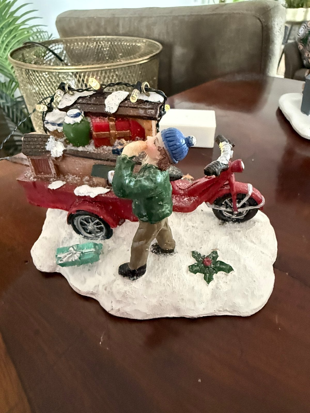 Intratuin kerstdorpminiatuur - jongen met pakketjes, Ophalen of Verzenden, Zo goed als nieuw