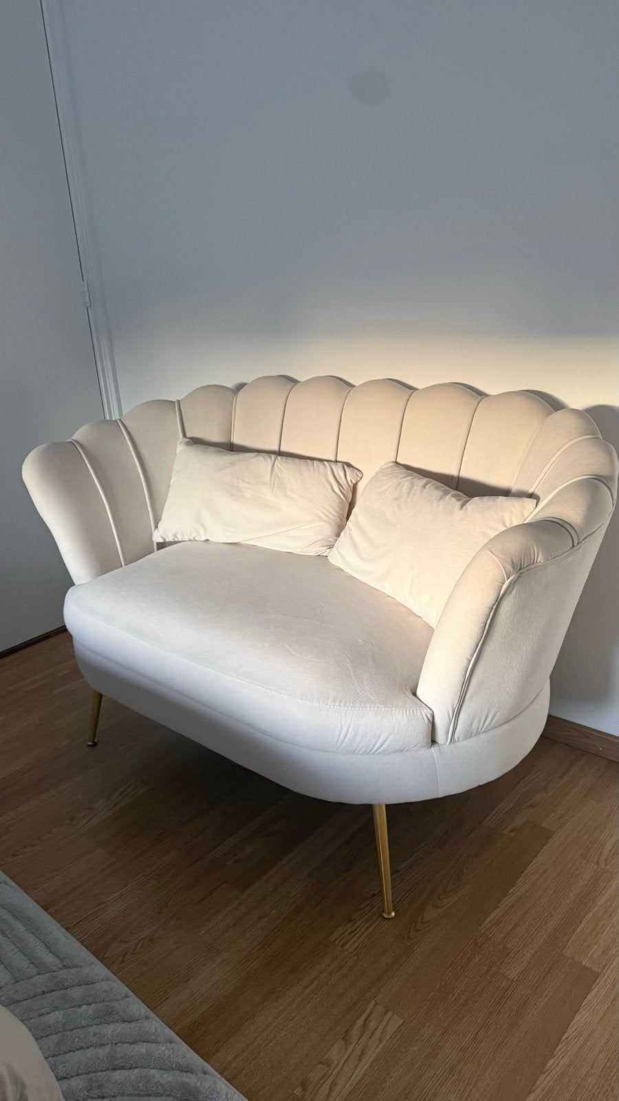Stijlvolle Schelpvormige Tweepersoonsbank - Crème, Ophalen, 150 tot 200 cm, Tweepersoons, 75 tot 100 cm