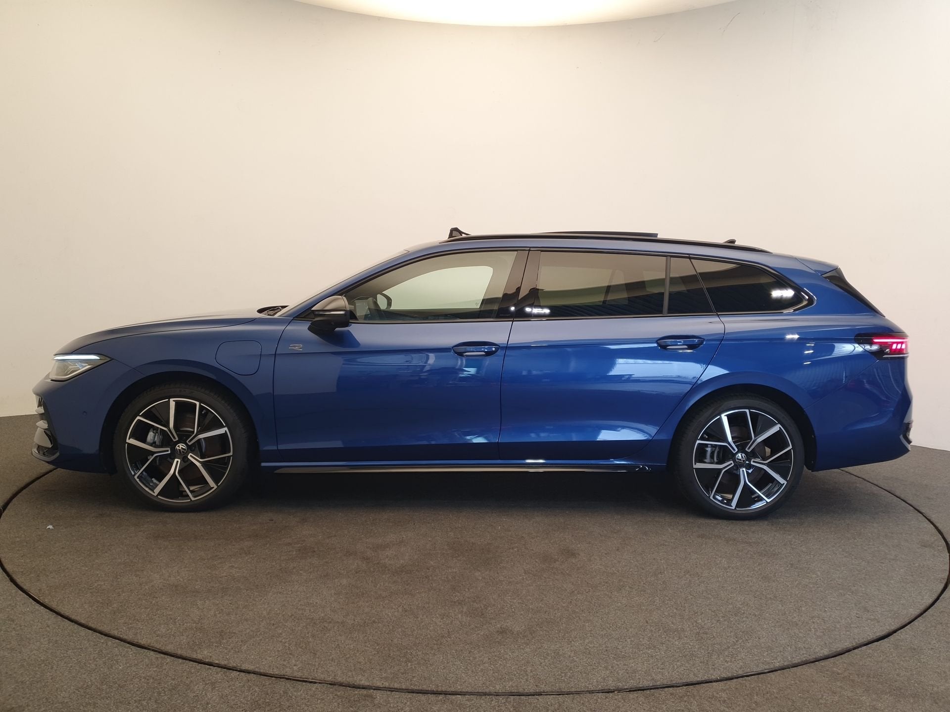 Volkswagen Passat Variant 1.5 eHybrid 272pk R-Line Edition P, 12 maanden, Zwart, Blauw, Leder