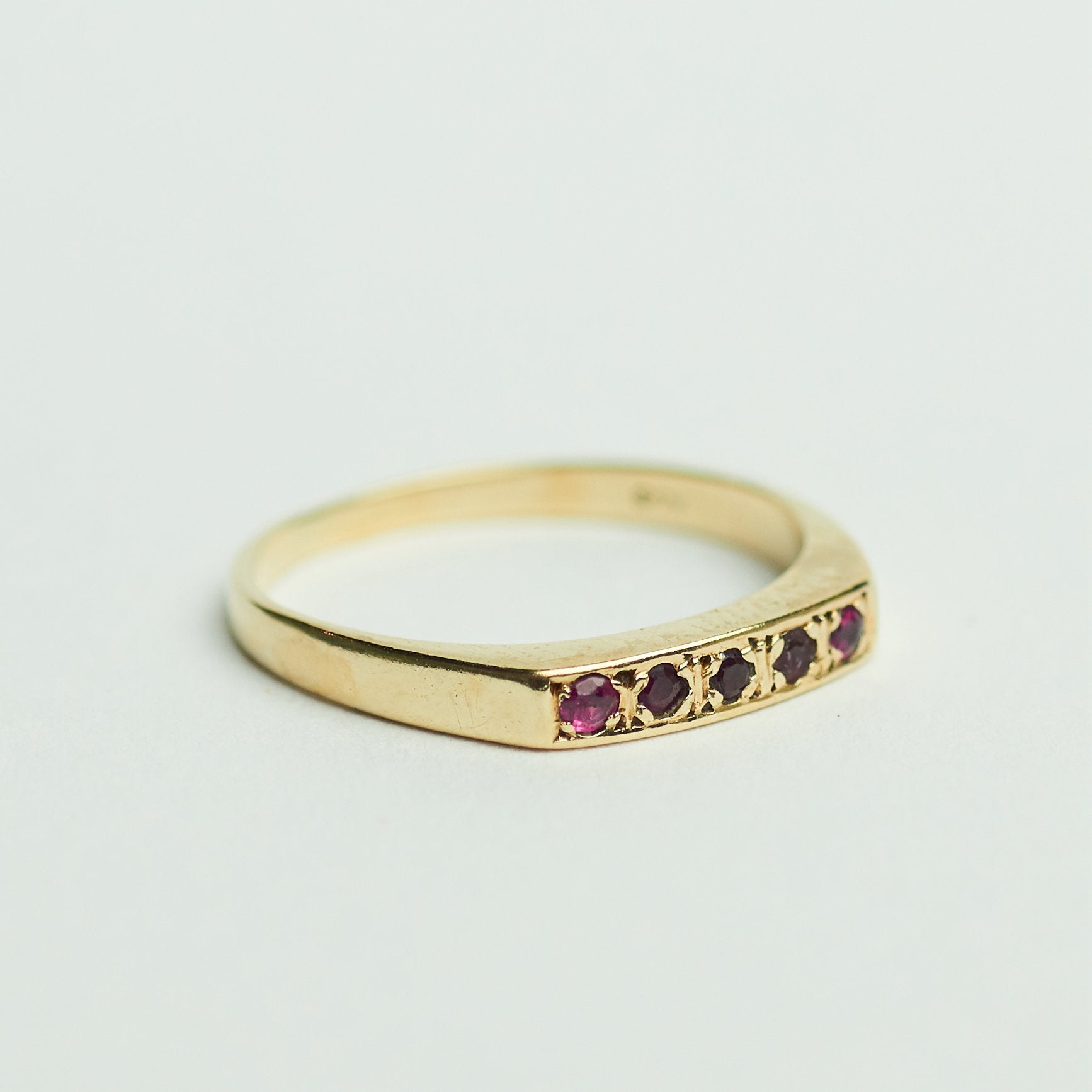 Vintage gouden rij ring met robijn 9 karaat engeland, Ophalen of Verzenden, Met edelsteen, Dame, Goud