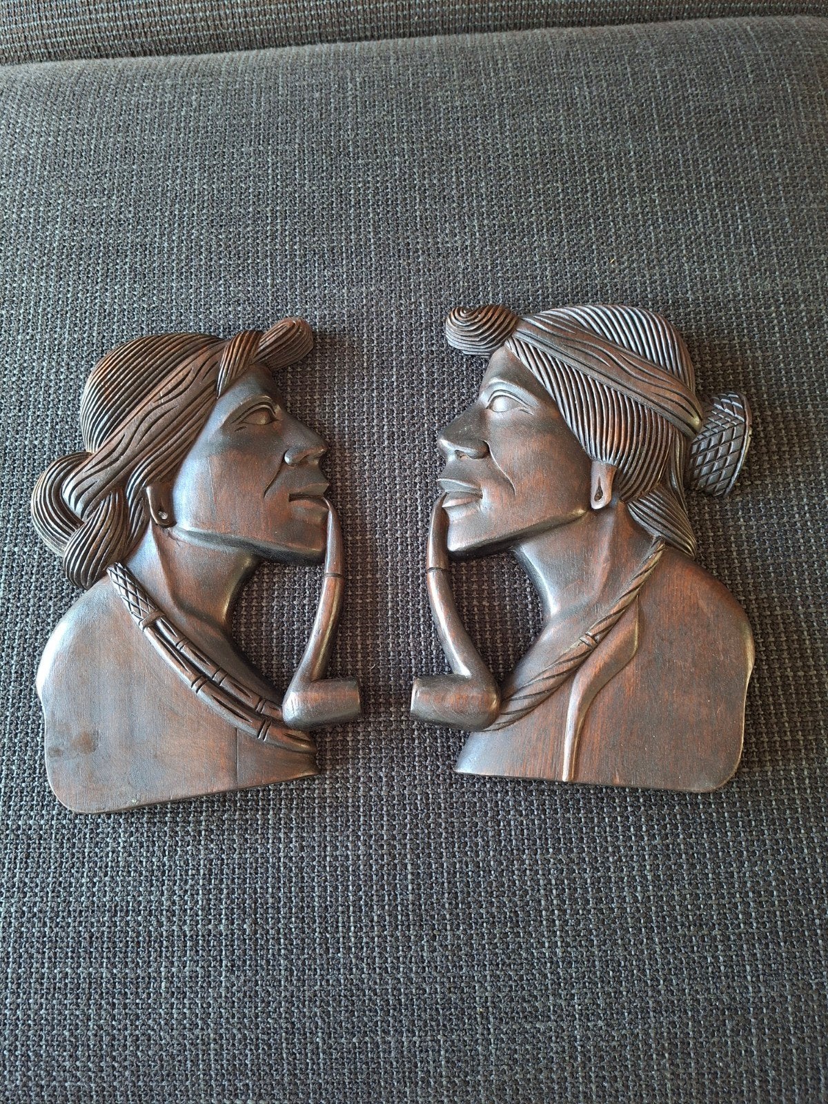 Houten wanddecoratie: Afrikaanse hoofden met pijp, Antiek en Kunst, Overige onderwerpen, Ophalen of Verzenden, Handgemaakt, Wanddecoratie