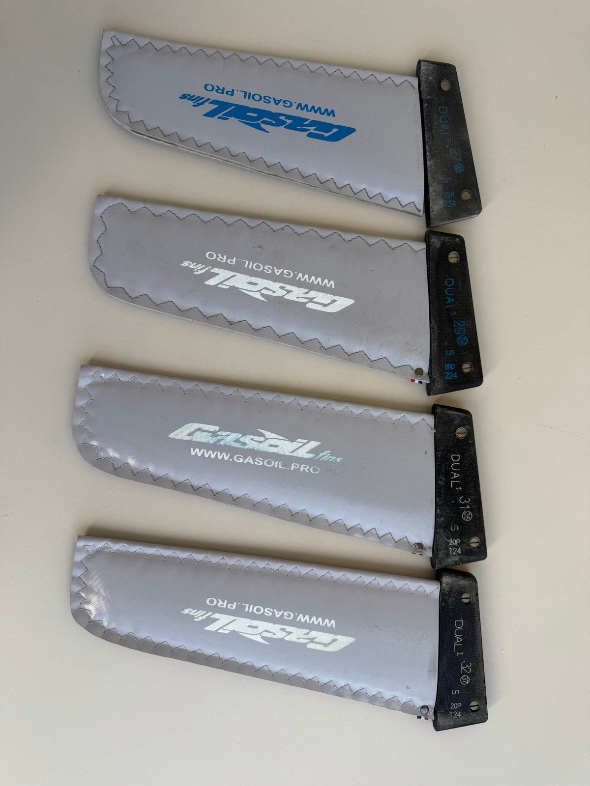 Windsurf Vinnen Gasoil Dual - Extra Korte vinnen met Power, Watersport en Boten, Ophalen of Verzenden, Gebruikt, Overige merken