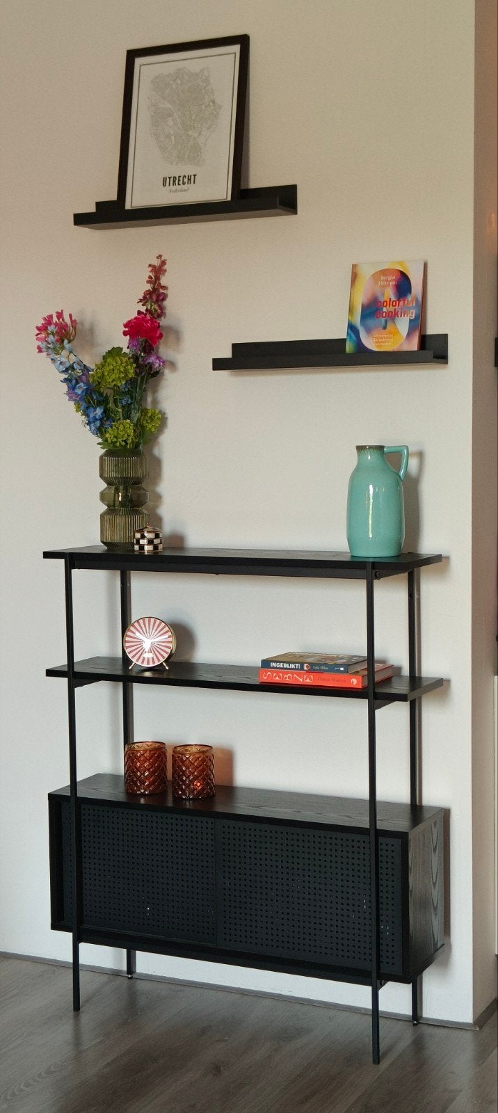Zwart dressoir wandkast, Met deur(en), 100 tot 150 cm, 50 tot 100 cm, Zo goed als nieuw