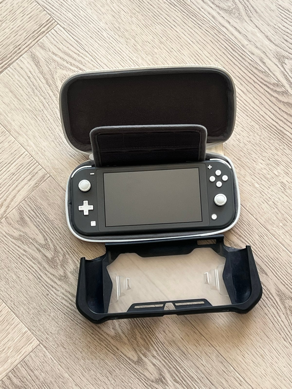Nintendo Switch Lite in goede staat met hoes en grip, Spelcomputers en Games, Spelcomputers | Nintendo Switch, Ophalen, Zo goed als nieuw