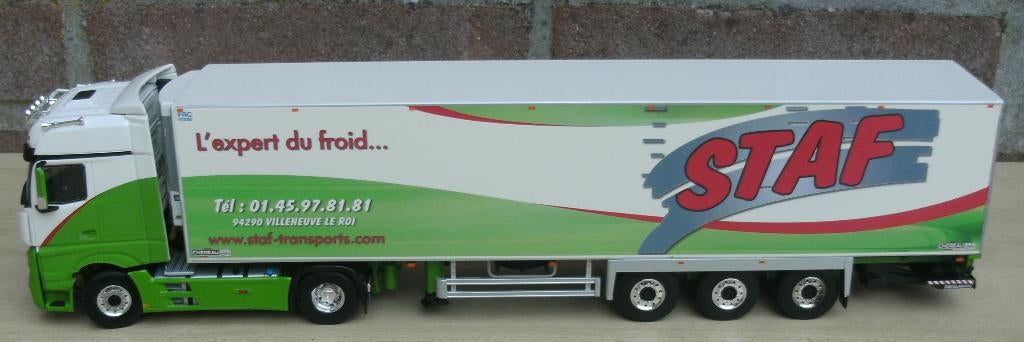 WSI . MERCEDES truck met KOELTRAILER - OPLEGGER . van STAF ., Hobby en Vrije tijd, Modelauto's | 1:50, Ophalen of Verzenden, Zo goed als nieuw