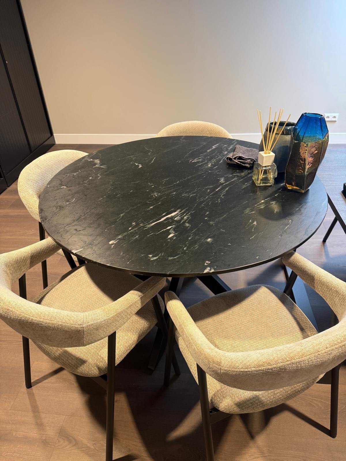 Moderne ronde eettafel met marmerlook blad, Huis en Inrichting, Tafels | Eettafels, Ophalen, Overige materialen, 100 tot 150 cm