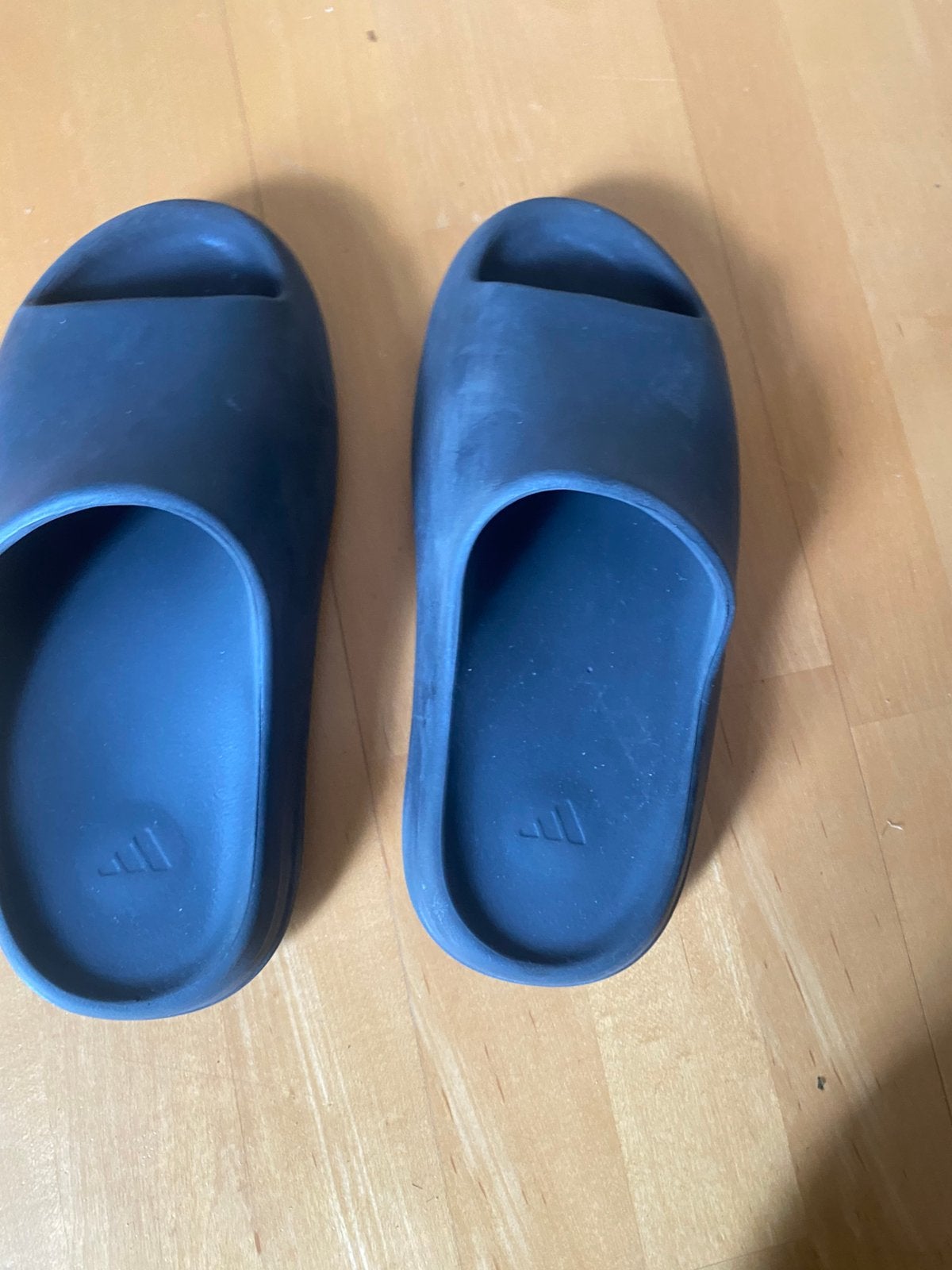 Yeezy slides maat 44, Slippers, Zwart, Ophalen of Verzenden, Zo goed als nieuw