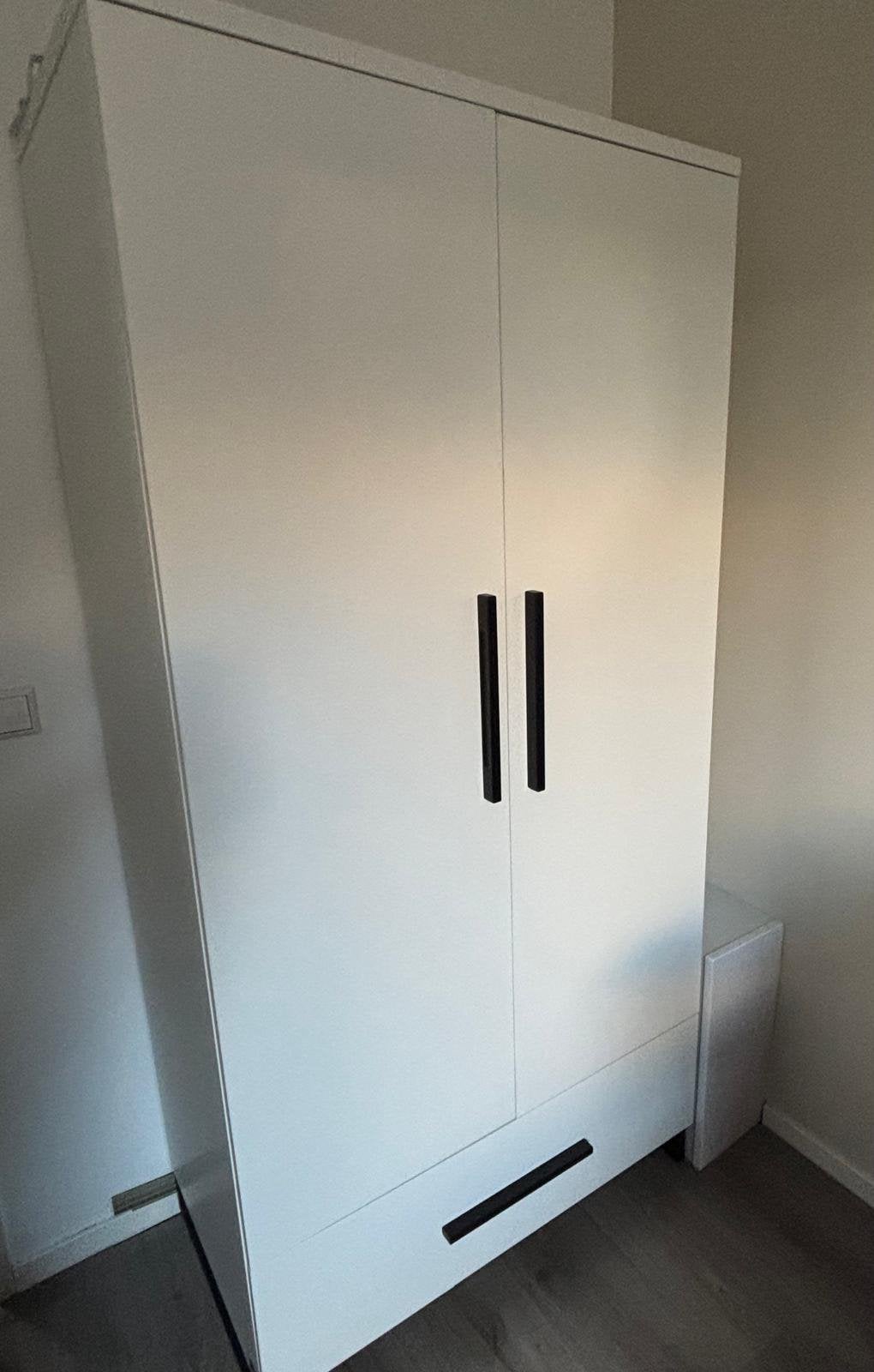 Witte Babykamer: Ledikant met matras, commode en kledingkast, Ophalen, 70 tot 85 cm, 140 tot 160 cm, Zo goed als nieuw