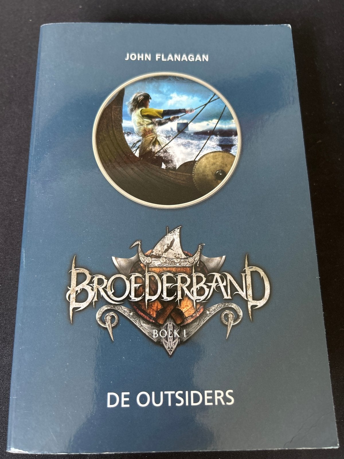 Broederband Boek 1: De Outsiders - John Flanagan, Boeken, Ophalen, Gelezen