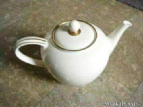 Petrus Regout & Co Maastricht koffie? of theepot? creme wit, Ophalen of Verzenden