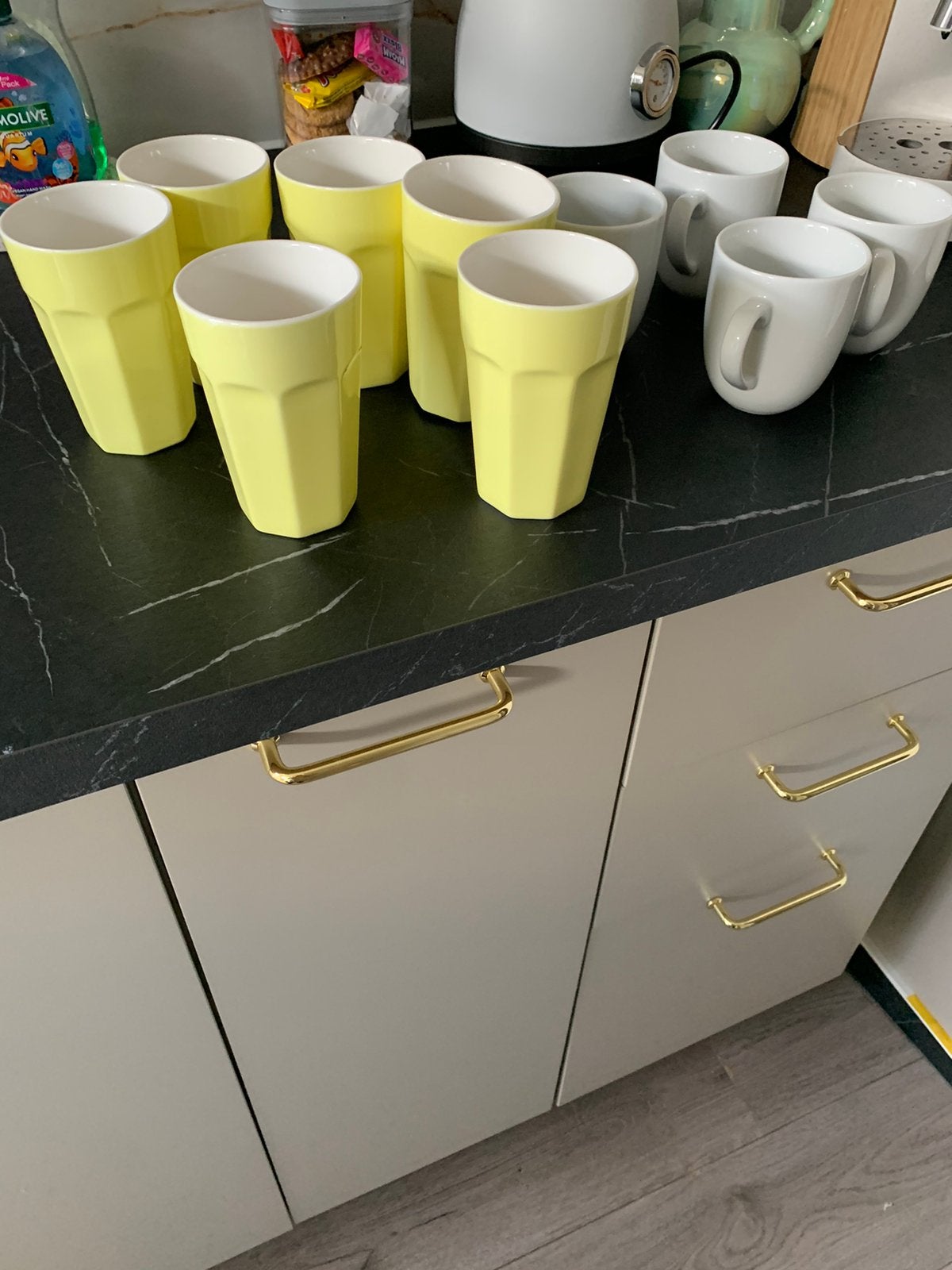 Gele en witte mokken van Xenos, Gebruikt, Overige merken, Keramiek, Overige stijlen