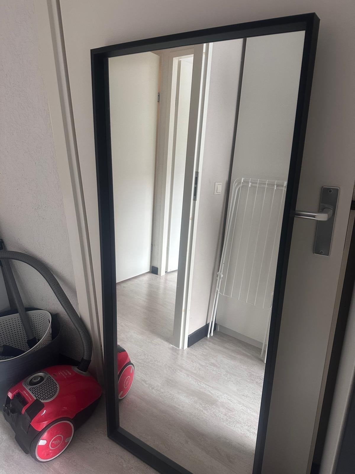 Mooie zwarte Ikea spiegel - Zo goed als nieuw, Ophalen of Verzenden, Zo goed als nieuw, 150 tot 200 cm, Rechthoekig