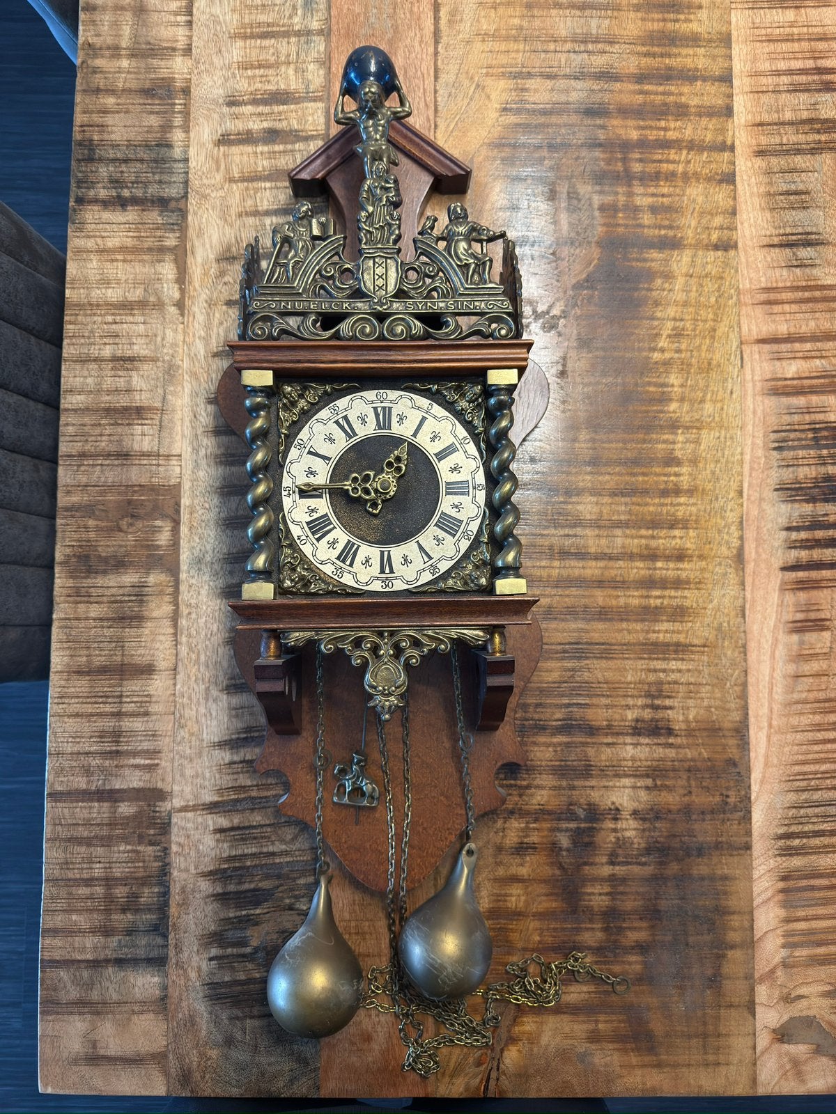 Antieke Klok met fraaie metalen ornamenten, Ophalen