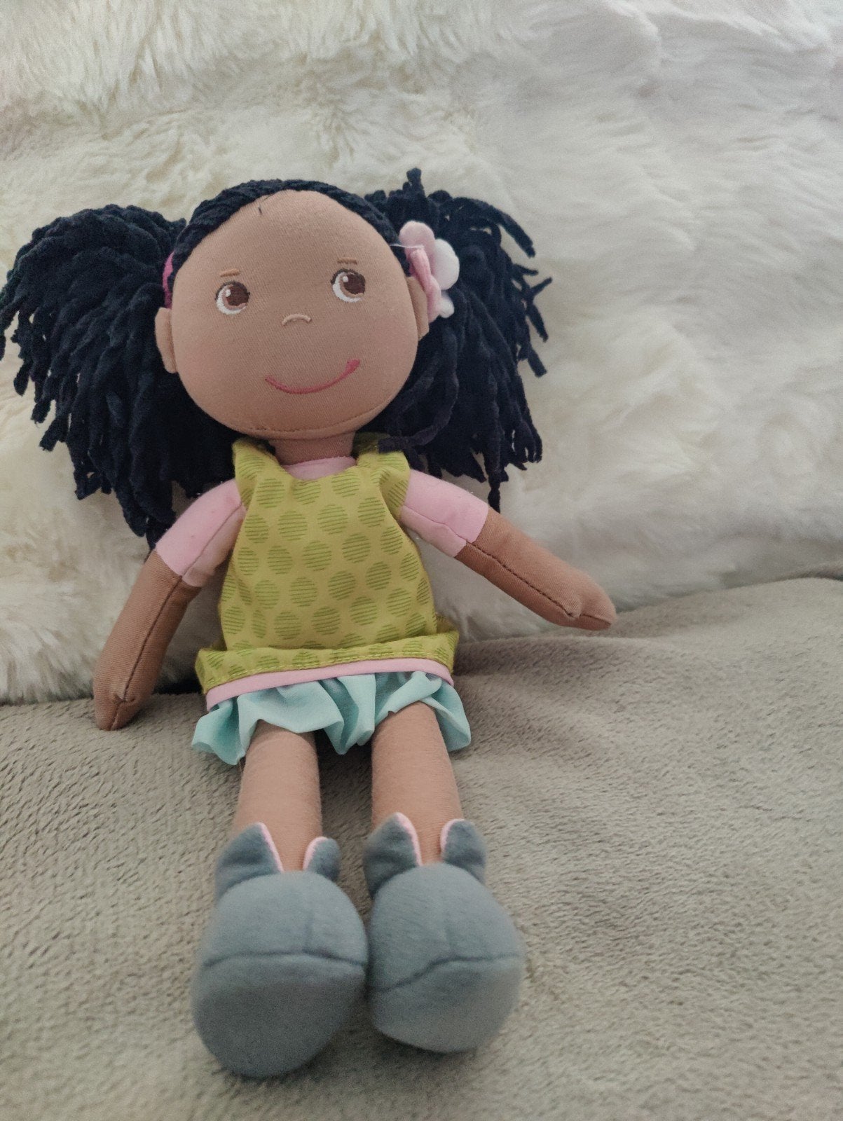 Mooie Haba pop met donker haar en vrolijke kleding, Kinderen en Baby's, Speelgoed | Poppen, Ophalen of Verzenden