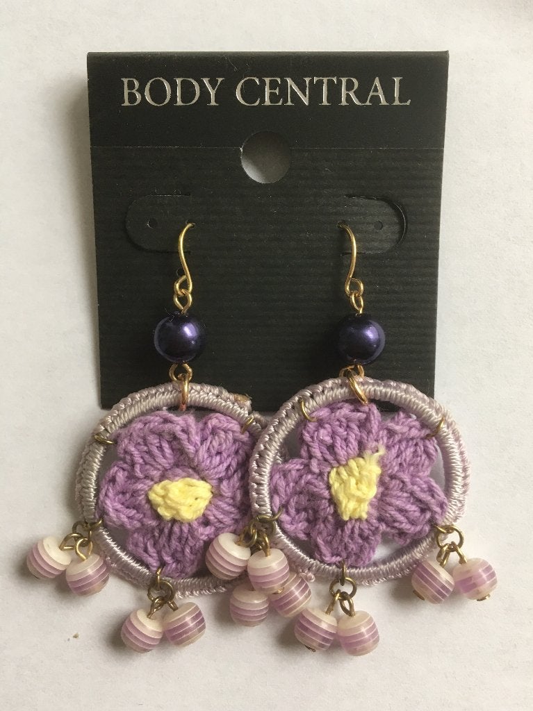 Body Central paarse gehaakte bloem viooltjes hang oorbellen, Overige materialen, Hangers, Paars, Nieuw