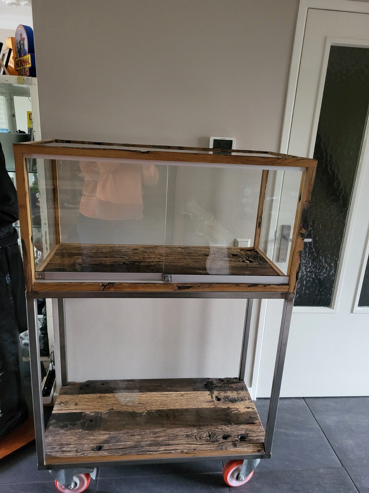 etalage vitrinekast museumkast MOET ECHT SNEL WEG TEAB, Ophalen, 100 tot 150 cm, 100 tot 150 cm, 25 tot 50 cm