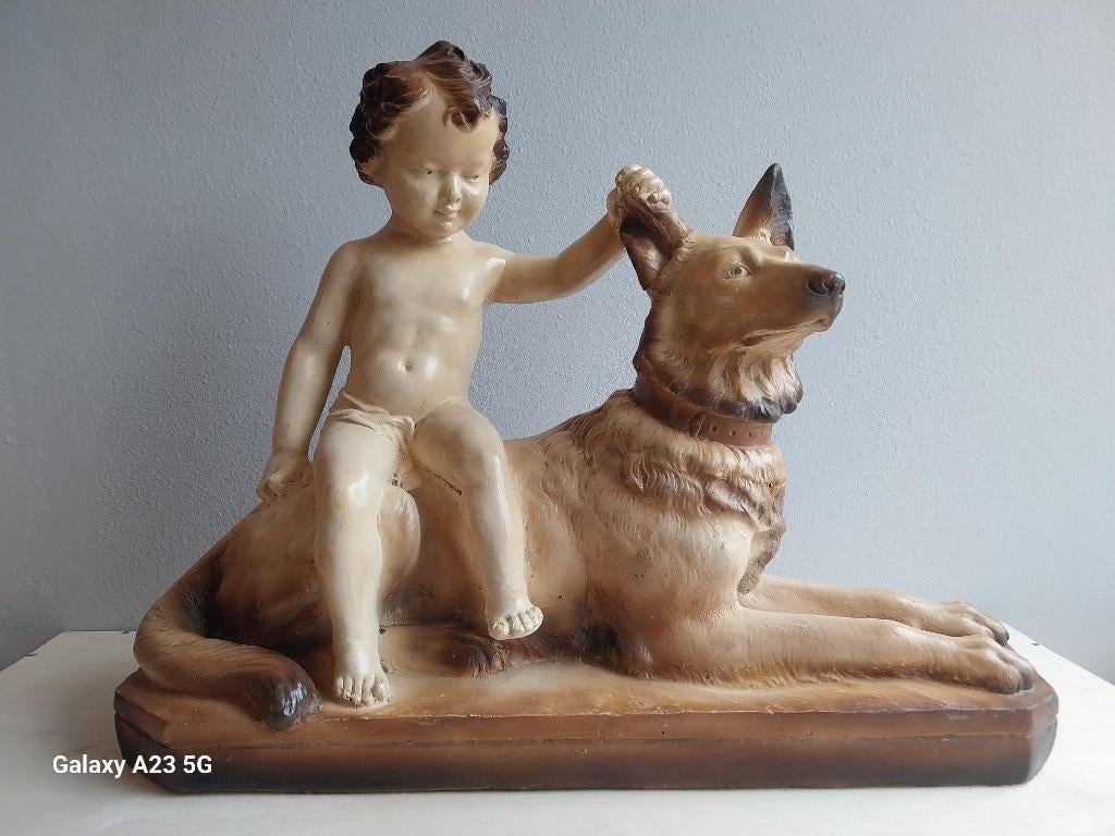 Groot Art Deco beeld kind en hond Floron gesigneerd jaren 40, Gips, Zoogdier, Beeld, Europa