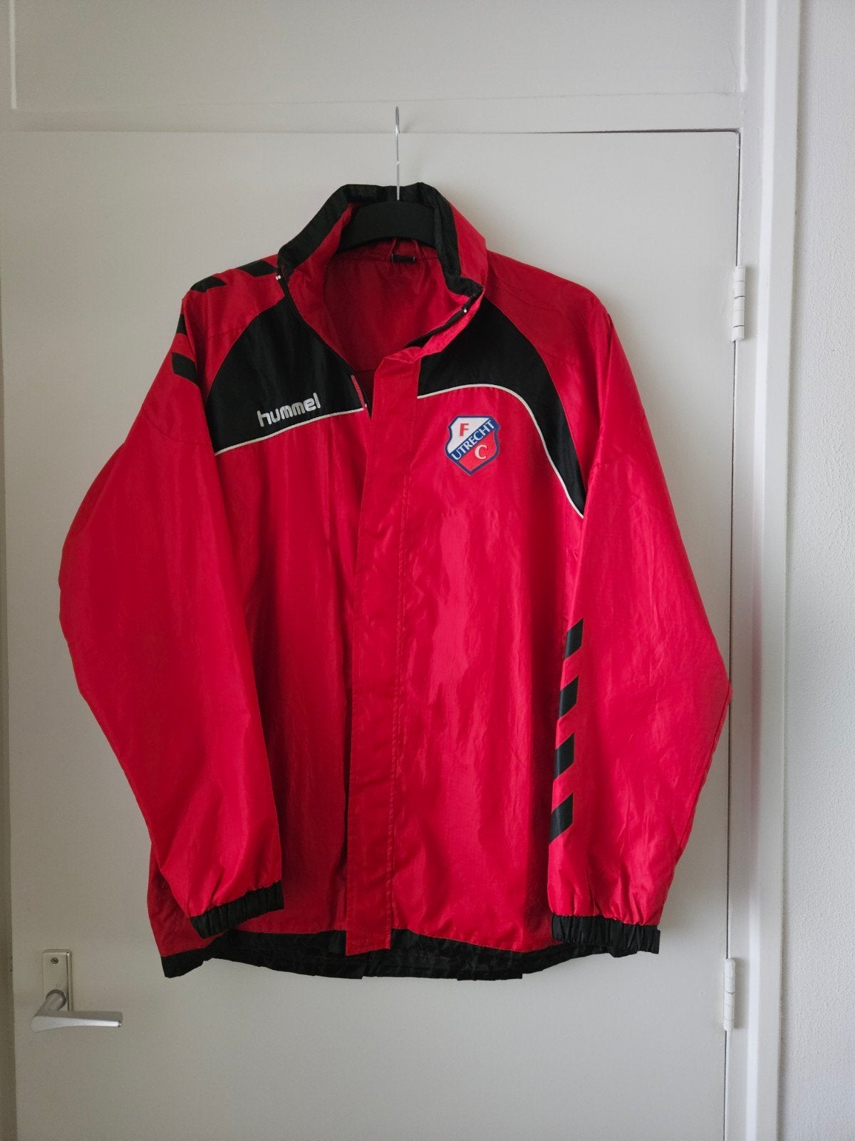 Hummel FC Utrecht Regenjas Maat L, Maat 52/54 (L), Ophalen of Verzenden, Zo goed als nieuw, Voetbal